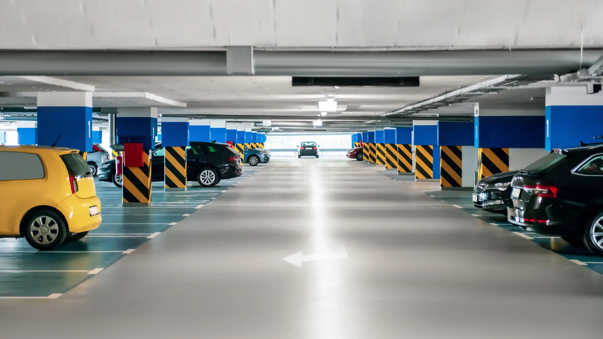 Vista de estacionamiento subterráneo limpio y demarcado en Santiago