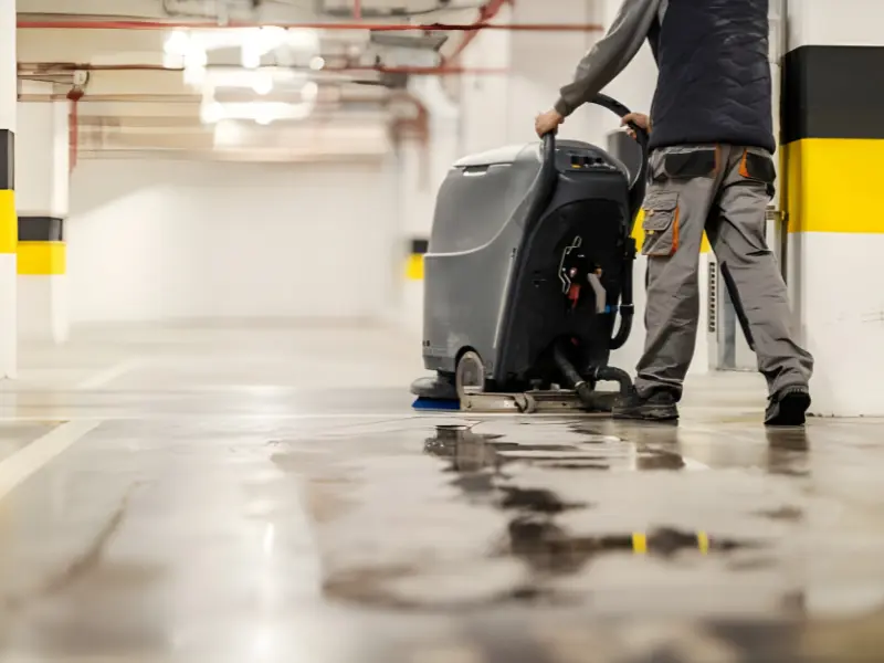 Administrador cotizando servicio técnico de limpieza industrial para estacionamientos